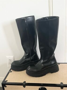 ZARA Black Knee-High Platform Boots — Size 35 — Chunky Lug Sole, Side Zip